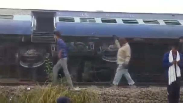 Hindistan'da tren faciası: 100 ölü
