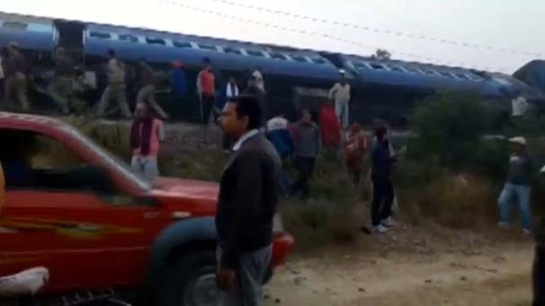 Hindistan'da tren faciası: 100 ölü