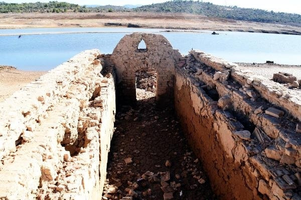 Sular çekilince 3 asırlık köy gün yüzüne çıktı