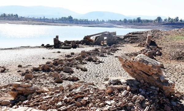 Sular çekilince 3 asırlık köy gün yüzüne çıktı