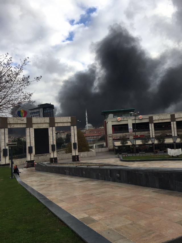 İstanbul'da büyük yangın: Kara duman gökyüzünü kapladı
