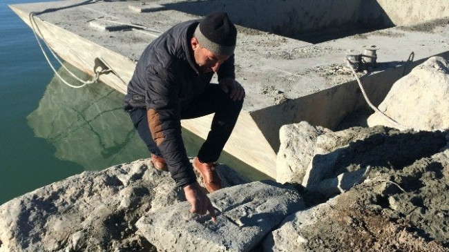 Van Gölü'nden "haç" figürlü taşlar çıktı