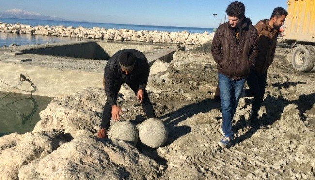 Van Gölü'nden "haç" figürlü taşlar çıktı