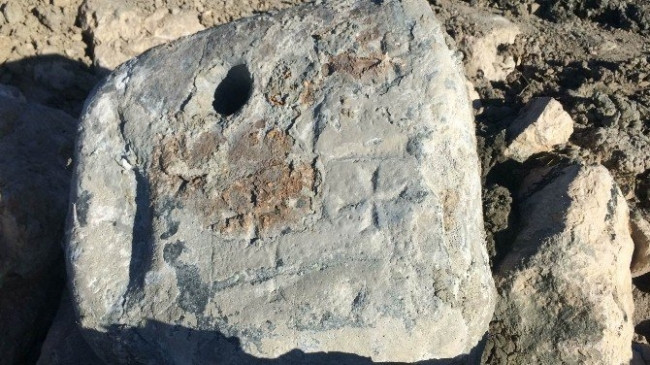 Van Gölü'nden "haç" figürlü taşlar çıktı