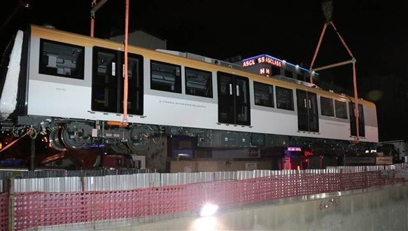 İstanbul'un yeni metro vagonları raylara indirildi