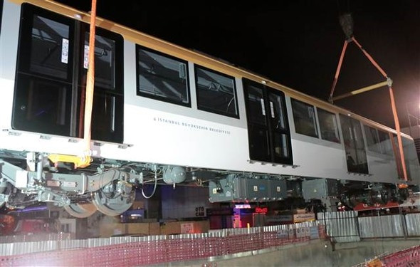 İstanbul'un yeni metro vagonları raylara indirildi