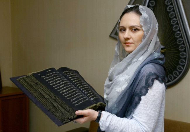 Kur'an-ı Kerim'i ipek sayfalara yazdı