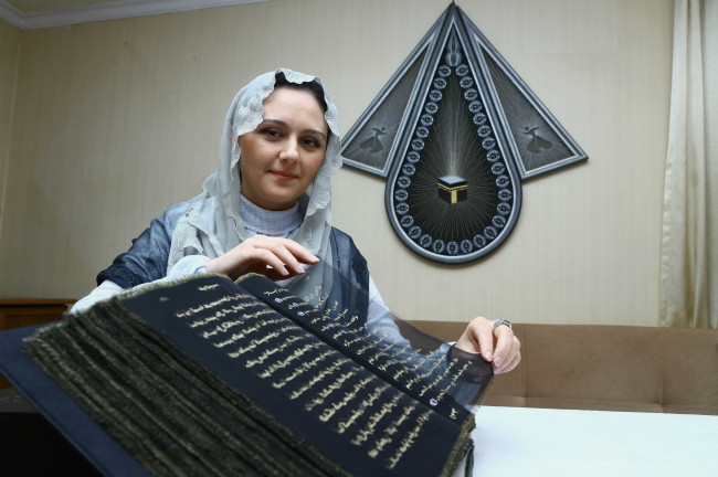 Kur'an-ı Kerim'i ipek sayfalara yazdı