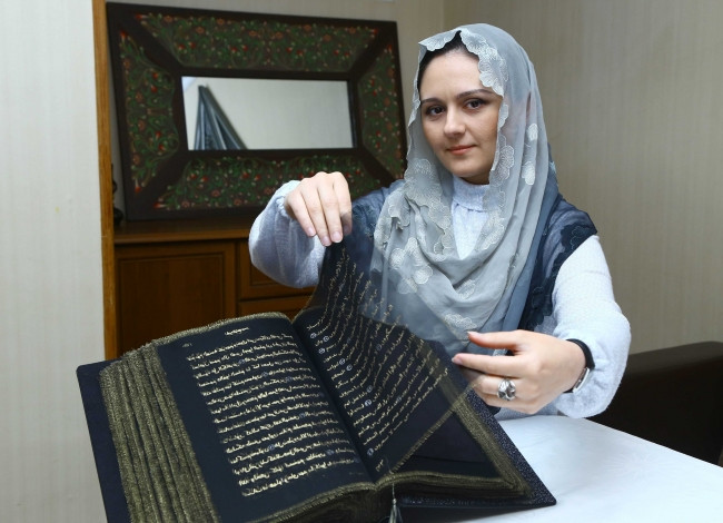 Kur'an-ı Kerim'i ipek sayfalara yazdı