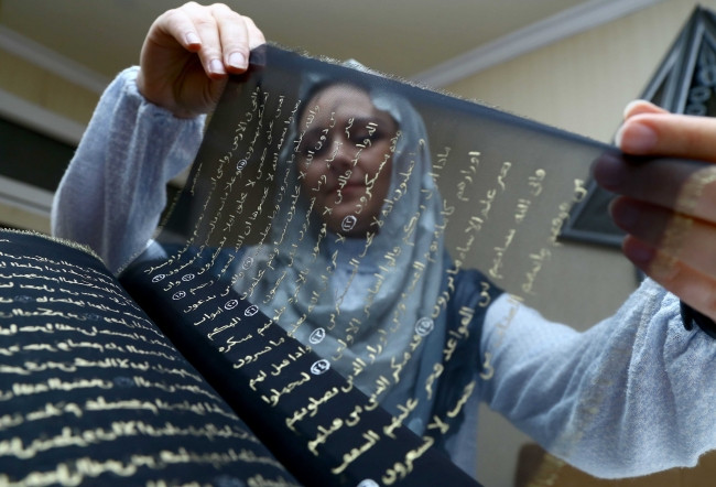 Kur'an-ı Kerim'i ipek sayfalara yazdı
