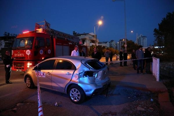 Oğlunu sokak ortasında defalarca tokatladı