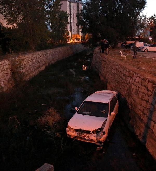 Oğlunu sokak ortasında defalarca tokatladı
