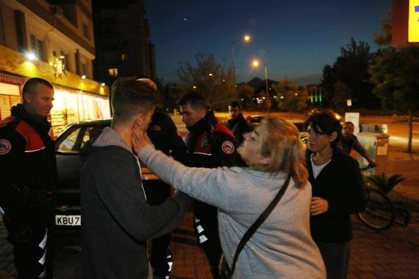 Oğlunu sokak ortasında defalarca tokatladı