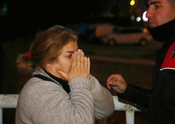 Oğlunu sokak ortasında defalarca tokatladı