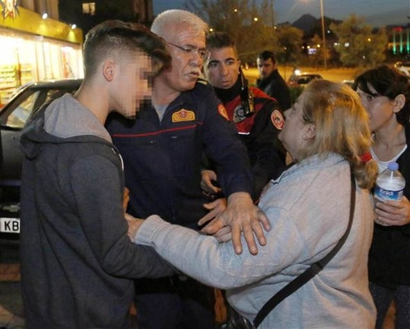 Kaza yapan oğluna defalarca tokat attı