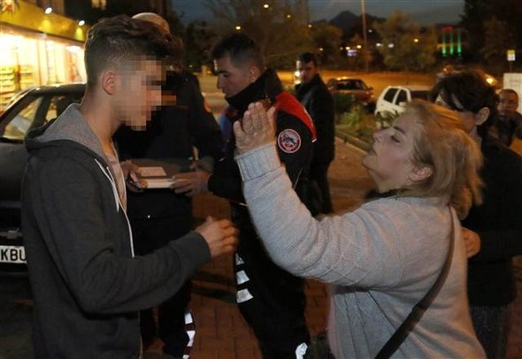 Kaza yapan oğluna defalarca tokat attı