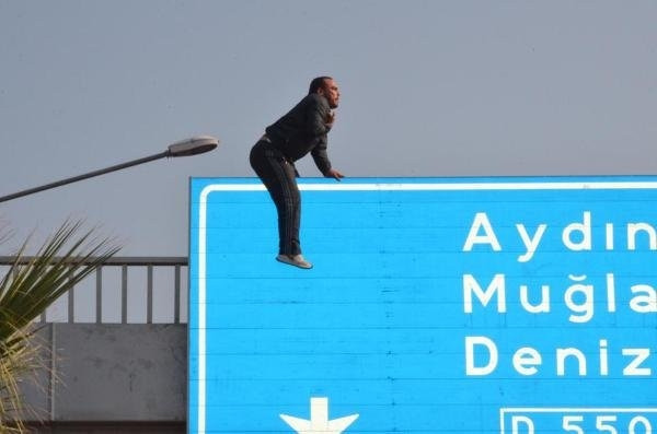 İntihara kalkışan adamı öğretmen kurtardı