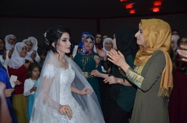 Damatsız düğün yaptı ateş püskürdü