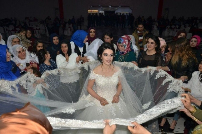 Damatsız düğün yaptı ateş püskürdü