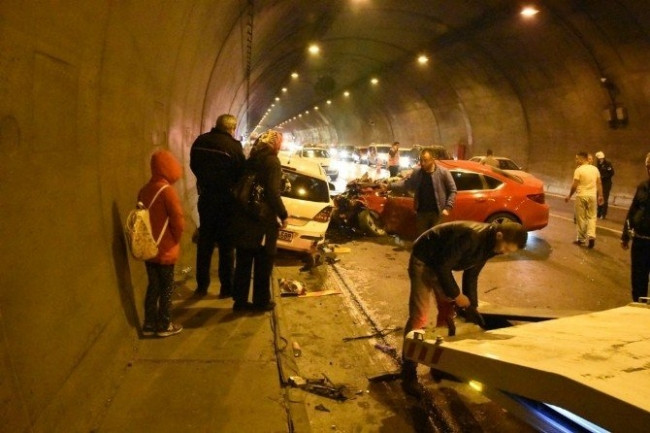 Tünelde zincirleme kaza: 2'si ağır 5 yaralı