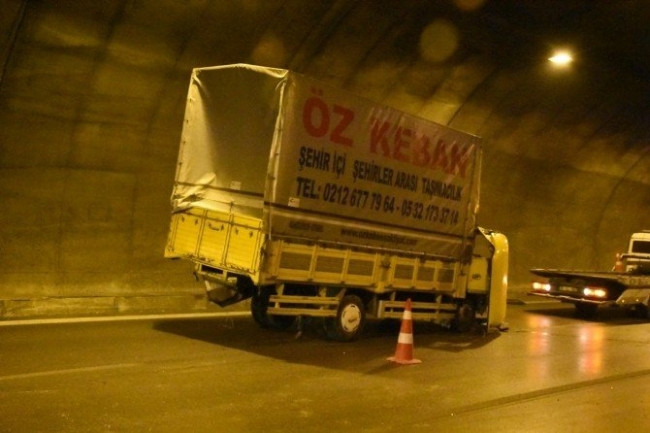 Tünelde zincirleme kaza: 2'si ağır 5 yaralı