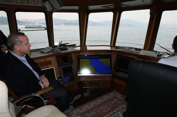 Reis dümene geçti, balıkçılarla ava çıktı
