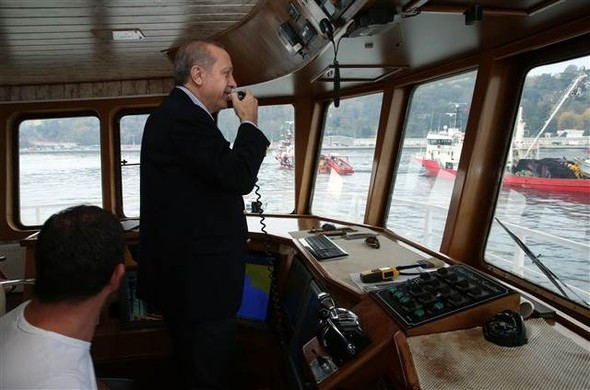 Reis dümene geçti, balıkçılarla ava çıktı