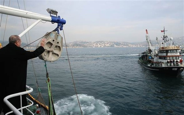 Reis dümene geçti, balıkçılarla ava çıktı