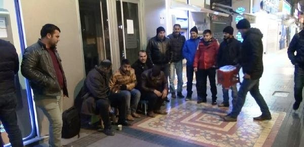 Dondurucu soğukta TOKİ kuyruğu