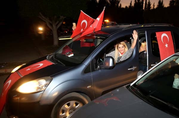 Adana halkı sokağa döküldü