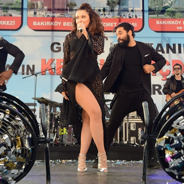 Hadise, Bakırköy'de konser verdi