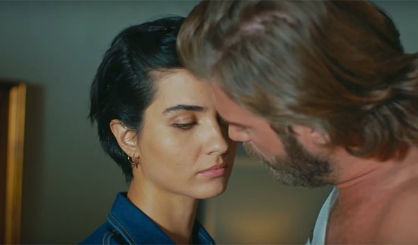Kıvanç Tatlıtuğ'un annesi: Gelinimi üzmüşüm