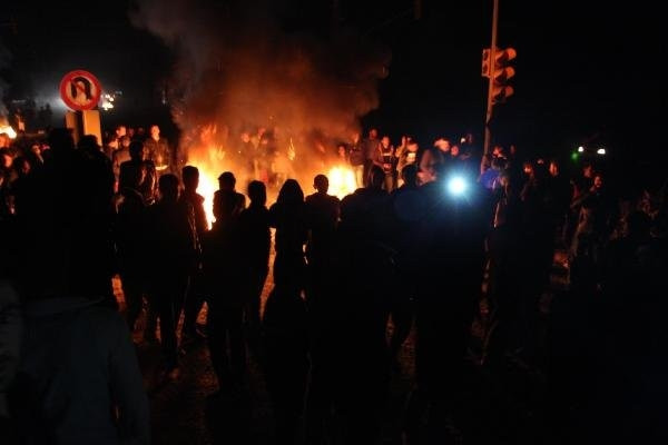 Elektrik kesintisini yol kapatarak protesto ettiler