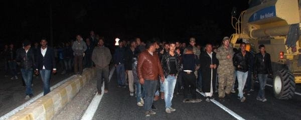 Elektrik kesintisini yol kapatarak protesto ettiler