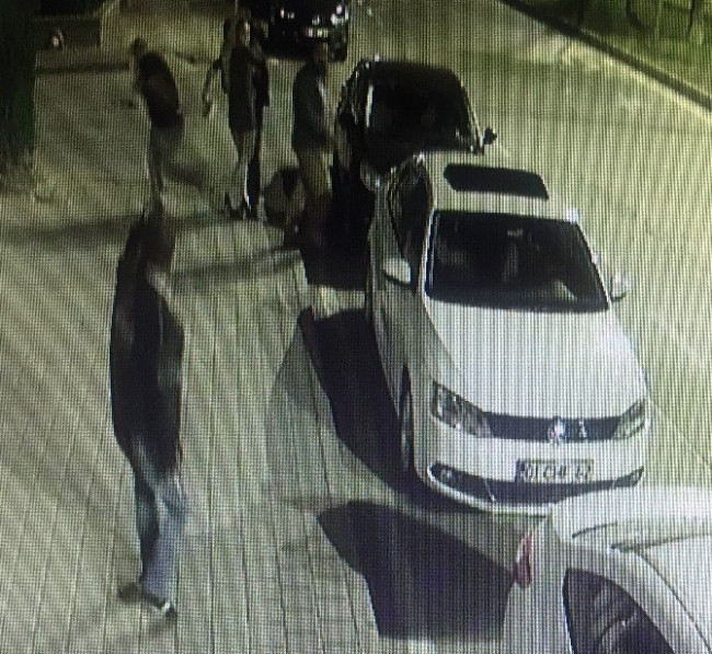 Bar çıkışında dehşet ! Sevgilisine siper oldu ama...