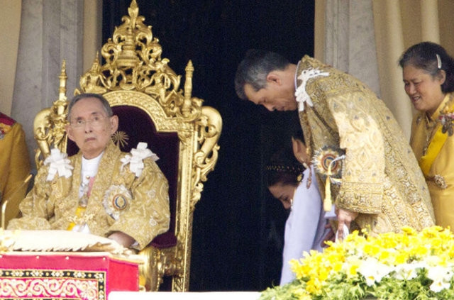 Tayland'ın dövmeli kralı göreve başladı
