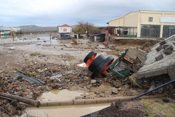 Ayvalık'ta böylesi görülmedi ! Vatandaş evden çıkamıyor