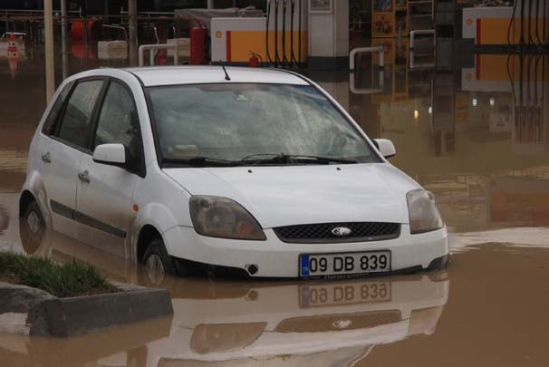 Ayvalık'ta böylesi görülmedi ! Vatandaş evden çıkamıyor