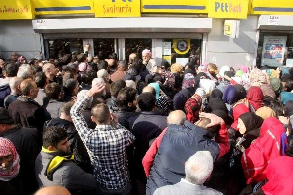 Suriyelilerin yardım izdihamı