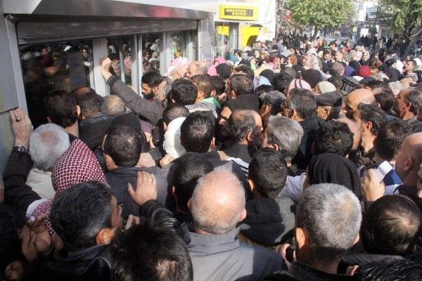 Suriyelilerin yardım izdihamı