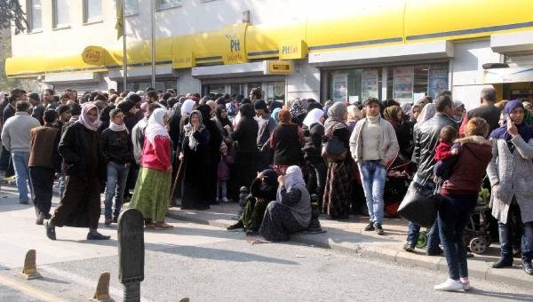 Suriyelilerin yardım izdihamı