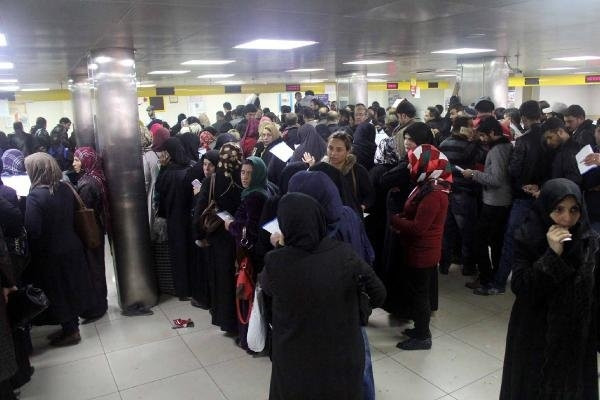 Suriyelilerin yardım izdihamı