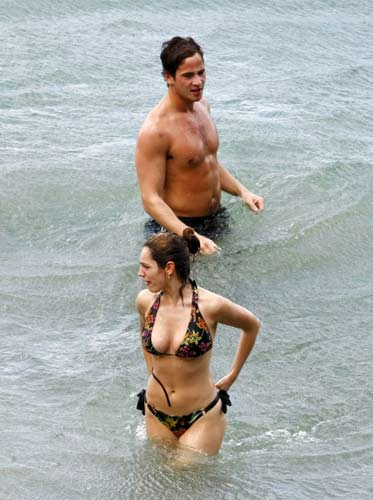 Sevgili farklı, bikini aynı!