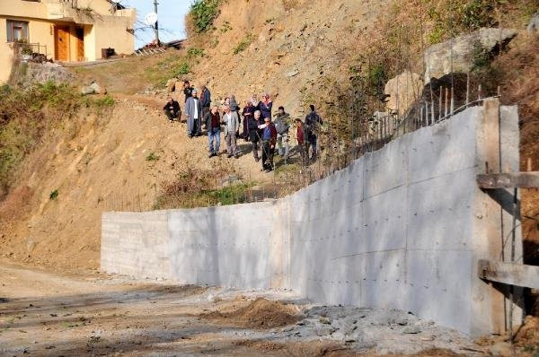 Kuzenine kızıp, yolu betonla kapattı !
