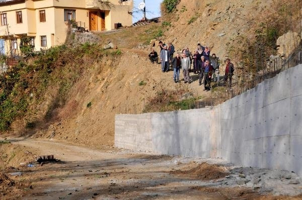 Kuzenine kızıp, yolu betonla kapattı !