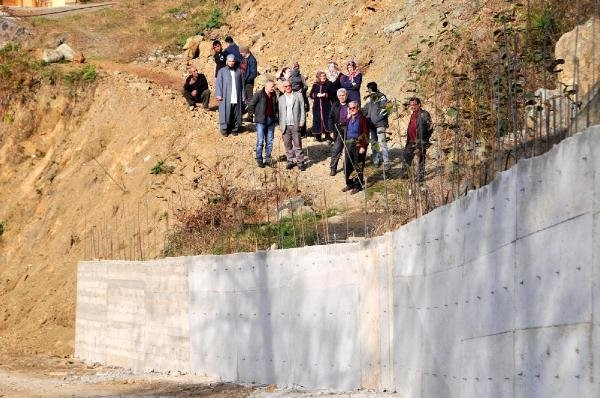 Kuzenine kızıp, yolu betonla kapattı !