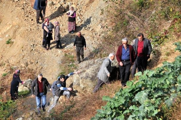 Kuzenine kızıp, yolu betonla kapattı !