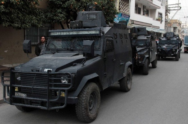 Adana polisinden film gibi operasyon