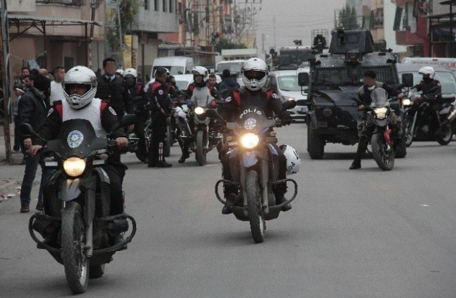 Adana polisinden film gibi operasyon