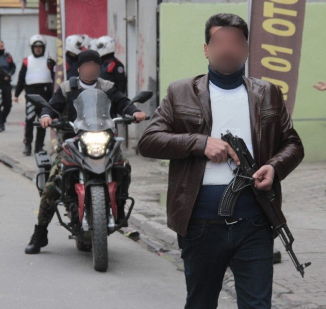 Adana polisinden film gibi operasyon